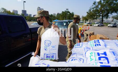 La Nouvelle-Orléans, États-Unis d'Amérique. 01 septembre 2021. Les soldats de la Garde nationale de Louisiane distribuent de la glace, de l'eau et des repas prêts à manger aux survivants de l'ouragan Ida au parc Louis Armstrong le 1er septembre 2021 à la Nouvelle-Orléans, en Louisiane. Credit: Daniel Rojas/FEMA/Alay Live News Banque D'Images