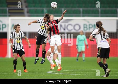 Christy Grimshaw de l'AC Milan défis pour une balle aérienne avec Aurora Galli de Juventus comme Cristiana Girelli de Juventus regarde pendant le match de Serie A Femminile à Giuseppe Meazza, Milan. Date de la photo : 5 octobre 2020. Le crédit photo doit être lu : Jonathan Moscrop/Sportimage via PA Images Banque D'Images