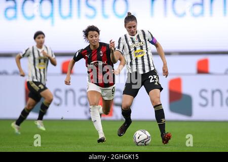 Cecilia Salvai de Juventus joue le ballon de retour à son gardien de but comme Valentina Giacinti de l'AC Milan ferme dans pendant le match de Serie A Femminile à Giuseppe Meazza, Milan. Date de la photo : 5 octobre 2020. Le crédit photo doit être lu : Jonathan Moscrop/Sportimage via PA Images Banque D'Images