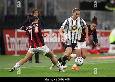 Andrea Staskova de Juventus prend Valentina Bergamaschi et Laura Fustietti de l'AC Milan AS. Rita Guarino l'entraîneur-chef de Juventus regarde pendant le match série A Femminile à Giuseppe Meazza, Milan. Date de la photo : 5 octobre 2020. Le crédit photo doit être lu : Jonathan Moscrop/Sportimage via PA Images Banque D'Images