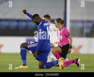 Kelehi Iheanacho de Leicester City prend le genou et rend hommage au pouvoir noir lors du match de l'UEFA Europa League au King Power Stadium de Leicester. Date de la photo : 22 octobre 2020. Le crédit photo doit être lu : Darren Staples/Sportimage via PA Images Banque D'Images