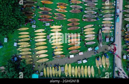 Non exclusif: MANIKGANJ, BANGLADESH - SEPTEMBRE 5: Vue aérienne des personnes de Savar et Aminbazar arrivant au marché pour acheter des bateaux, pour les utiliser Banque D'Images