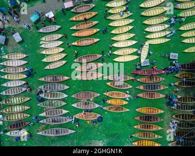 Non exclusif: MANIKGANJ, BANGLADESH - SEPTEMBRE 5: Vue aérienne des personnes de Savar et Aminbazar arrivant au marché pour acheter des bateaux, pour les utiliser Banque D'Images