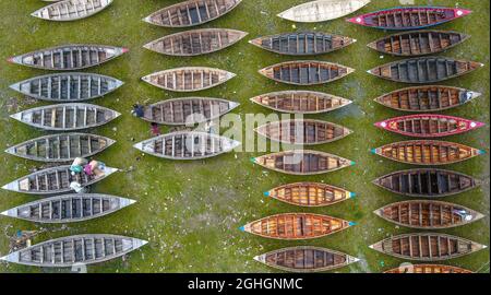 Non exclusif: MANIKGANJ, BANGLADESH - SEPTEMBRE 5: Vue aérienne des personnes de Savar et Aminbazar arrivant au marché pour acheter des bateaux, pour les utiliser Banque D'Images