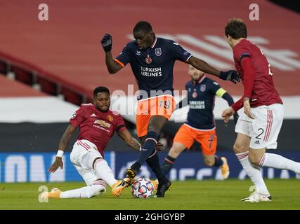 Demba Ba d'Istanbul Basaksehir affronté par Fred de Manchester United lors du match de l'UEFA Champions League à Old Trafford, Manchester. Date de la photo : 24 novembre 2020. Le crédit photo doit se lire comme suit : Andrew Yates/Sportimage via PA Images Banque D'Images