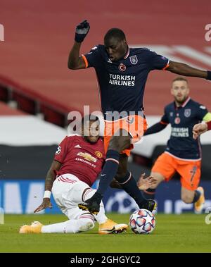 Demba Ba d'Istanbul Basaksehir affronté par Fred de Manchester United lors du match de l'UEFA Champions League à Old Trafford, Manchester. Date de la photo : 24 novembre 2020. Le crédit photo doit se lire comme suit : Andrew Yates/Sportimage via PA Images Banque D'Images