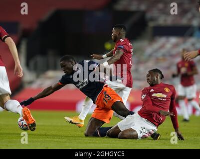 Demba Ba d'Istanbul Basaksehir affronté par Aaron WAN-Bissaka de Manchester United lors du match de la Ligue des champions de l'UEFA à Old Trafford, Manchester. Date de la photo : 24 novembre 2020. Le crédit photo doit se lire comme suit : Andrew Yates/Sportimage via PA Images Banque D'Images