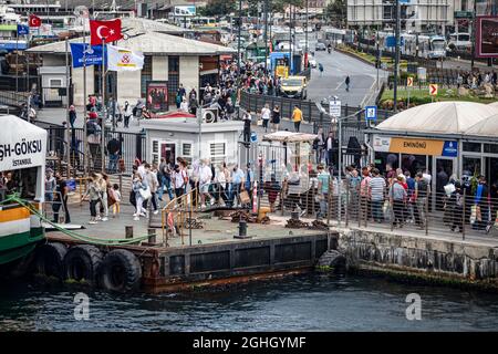 Istanbul, Turquie. 06e septembre 2021. Les gens ont vu monter sur le ferry à l'embarcadère d'Istanbul Eminonu. Crédit : SOPA Images Limited/Alamy Live News Banque D'Images