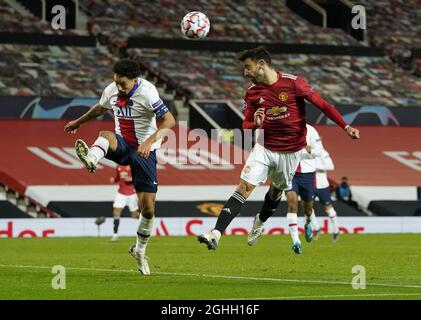 Bruno Fernandes, de Manchester United, dirige un haut-de-la-tête au-dessus du bar lors du match de la Ligue des champions de l'UEFA à Old Trafford, Manchester. Date de la photo : 2 décembre 2020. Le crédit photo doit se lire comme suit : Andrew Yates/Sportimage via PA Images Banque D'Images