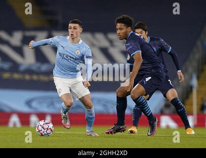 Phil Foden de Manchester City passe devant Boubacar Kamara de Marseille lors du match de la Ligue des champions de l'UEFA au Etihad Stadium de Manchester. Date de la photo : 9 décembre 2020. Le crédit photo doit se lire comme suit : Andrew Yates/Sportimage via PA Images Banque D'Images