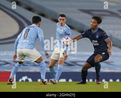 Phil Foden, de Manchester City, intercepte Boubacar Kamara, de Marseille, lors du match de la Ligue des champions de l'UEFA à l'Etihad Stadium, Manchester. Date de la photo : 9 décembre 2020. Le crédit photo doit se lire comme suit : Andrew Yates/Sportimage via PA Images Banque D'Images