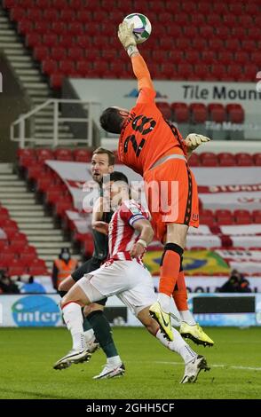 Andy Lonergan de Stoke City palpate le ballon loin d'une attente Harry Kane de Tottenham pendant le match de la Carabao Cup au stade Bet365, Stoke. Date de la photo : 23 décembre 2020. Le crédit photo doit se lire comme suit : Andrew Yates/Sportimage via PA Images Banque D'Images