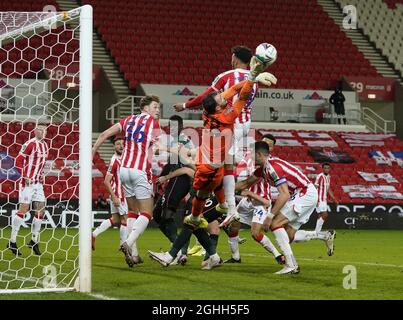 Andy Lonergan, de Stoke City, prévoit un match de cross-ball lors de la Carabao Cup au stade Bet365, à Stoke. Date de la photo : 23 décembre 2020. Le crédit photo doit se lire comme suit : Andrew Yates/Sportimage via PA Images Banque D'Images