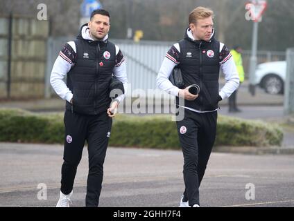 Mark Wright (L), le célèbre joueur de la ville de Crawley, et maintenant son frère Josh Wright (R), arrive au stade de la pension du peuple, Crawley, lors du match de la coupe FA. Date de la photo : 10 janvier 2021. Le crédit photo devrait se lire: Paul Terry/Sportimage Banque D'Images