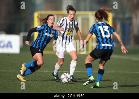 Aurora Galli de Juventus court à Beatrice Merlo de l'Internazionale comme Gloria Marinelli de l'Internazionale regarde pendant le match de série A Femminile au Centre de développement de la jeunesse Suning, à Milan. Date de la photo : 17 janvier 2021. Le crédit photo doit être lu : Jonathan Moscrop/Sportimage via PA Images Banque D'Images