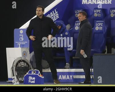 Frank Lampard, directeur de Chelsea, discute avec Brendan Rogers, directeur de Leicester City, avant de se lancer lors du match de la Premier League au King Power Stadium de Leicester. Date de la photo : 19 janvier 2021. Le crédit photo doit être lu : Darren Staples/Sportimage via PA Images Banque D'Images