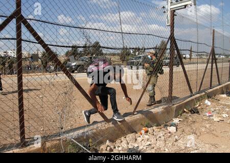 Djénine, Palestine. 06e septembre 2021. Un palestinien traverse la section endommagée du mur de séparation israélien près de la ville de Djénine en Cisjordanie.six prisonniers palestiniens ont échappé lundi à la prison en Israël, menant à une chasse à l'homme généralisée, ont déclaré les autorités israéliennes. La police a déclaré dans une déclaration que l'évasion extrêmement rare a eu lieu pendant une nuit à la prison de Gilboa, une prison à sécurité maximale pour les prisonniers palestiniens dans le nord d'Israël. Crédit : SOPA Images Limited/Alamy Live News Banque D'Images