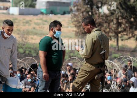 Djénine, Palestine. 06e septembre 2021. Un soldat israélien a vu des documents de contrôle des Palestiniens près du mur de séparation israélien.six prisonniers palestiniens ont échappé de prison en Israël lundi, ce qui a conduit à une chasse à l'homme généralisée, ont déclaré les autorités israéliennes. La police a déclaré dans une déclaration que l'évasion extrêmement rare a eu lieu pendant une nuit à la prison de Gilboa, une prison à sécurité maximale pour les prisonniers palestiniens dans le nord d'Israël. Crédit : SOPA Images Limited/Alamy Live News Banque D'Images