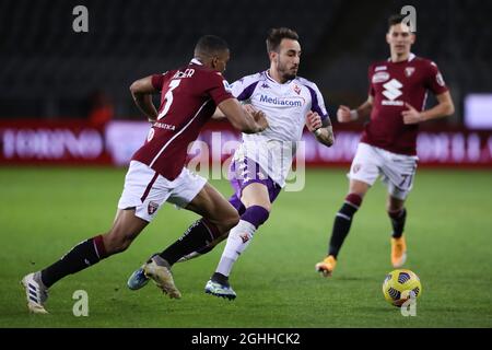 Gaetano Castrovilli de l'ACF Fiorentina prend Gleison Bremer de Torino FC comme Sasa Lukic de Torino FC regarde pendant le Serie Un match au Stadio Grande Torino, Turin. Date de la photo : 29 janvier 2021. Le crédit photo doit être lu : Jonathan Moscrop/Sportimage via PA Images Banque D'Images