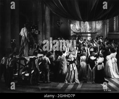 LAURENCE OLIVIER comme Vincent Lunardi (le 1er Ballooniste à voler au-dessus de Londres en 1784) Sur le plateau Candid à Denham Studios avec équipe de film / caméra pendant le tournage de LA CONQUÊTE DE L'AIR 1936 directeurs Alexander Esway Zoltan Korda John Monk Saunders Alexander Shaw et Donald Taylor histoires Antoine de Saint-Exupéry musique Arthur Bliss producteur Alexander Korda London film Productions / United Artists Banque D'Images