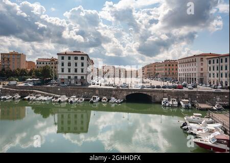 Bateaux amarrés au quai. Piazza Repubblica en arrière-plan. Banque D'Images