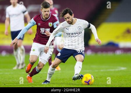 Bernardo Silva de Manchester City et Johann Berg Gudmundsson de Burnley lors du match de la Premier League à Turf Moor, Burnley. Date de la photo : 3 février 2021. Le crédit photo doit être lu : Barry Coombs/Sportimage via PA Images Banque D'Images