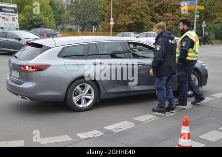 La police a fermé la Potsdamer Strasse lors de la manifestation "indivisible" à Berlin, en Allemagne - le 4 septembre 2021. Banque D'Images