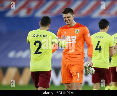 Nick Pope de Burnley célèbre la victoire avec Matthew Lowton de Burnley lors du match de la Premier League à Selhurst Park, Londres. Date de la photo : 13 février 2021. Le crédit photo doit être lu : David Klein/Sportimage via PA Images Banque D'Images