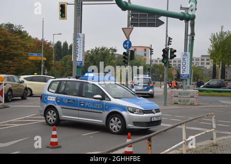 La police a fermé la Potsdamer Strasse lors de la manifestation "indivisible" à Berlin, en Allemagne - le 4 septembre 2021. Banque D'Images