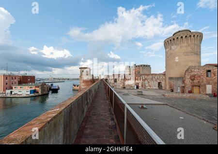 .la promenade le long de la Fortezza Vecchia (ancienne forteresse). La tour de guet, appelée Mastio di Matilde, surplombe la mer. Banque D'Images