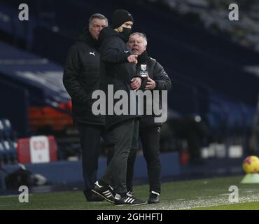 Sam Allardyce, directeur de West Bromwich Albion et l'assistant Sammy Lee, se plaignent devant le quatrième jarrete officiel Gillett lors du match de la Premier League aux Hawthorns, West Bromwich. Date de la photo : 14 février 2021. Le crédit photo doit être lu : Darren Staples/Sportimage via PA Images Banque D'Images