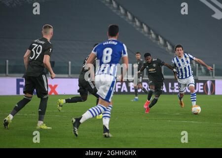 Fred de Manchester Unitedtussles avec Mikel Oyarazabal de Real Sociedad pendant le match de l'UEFA Europa League au stade Juventus, à Turin. Date de la photo : 18 février 2021. Le crédit photo doit être lu : Jonathan Moscrop/Sportimage via PA Images Banque D'Images