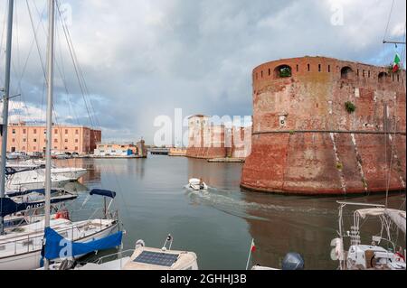 .la Fortezza vecchia (ancienne forteresse) près du port. Les travaux de construction ont commencé en 1518 et ont été achevés en 1534. Banque D'Images