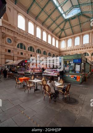 Stands de nourriture au Mercato Centrale: C'est l'un des bâtiments les plus intéressants de Livourne de la deuxième moitié du 19ème siècle. Banque D'Images