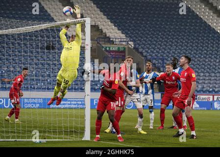 Neil Etheridge, de Birmingham City, palpage le ballon au-dessus de la barre lors du match du championnat Sky Bet au stade John Smith, Huddersfield. Date de la photo : 2 mars 2021. Le crédit photo doit se lire comme suit : Andrew Yates/Sportimage via PA Images Banque D'Images