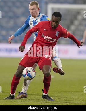 Jeremy Bela de Birmingham City (devant) est accompagné de Lewis O'Brien de Huddersfield Town lors du match de championnat Sky Bet au stade John Smith, Huddersfield. Date de la photo : 2 mars 2021. Le crédit photo doit se lire comme suit : Andrew Yates/Sportimage via PA Images Banque D'Images