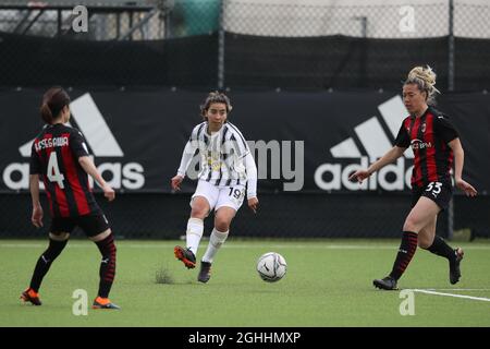 Annahita Zamanien de Juventus joue le ballon entre Yui Hasegawa et Francesca vitale de l'AC Milan pendant le match de la série A Femminile au Centre Juventus, Vinovo. Date de la photo : 7 mars 2021. Le crédit photo doit être lu : Jonathan Moscrop/Sportimage via PA Images Banque D'Images