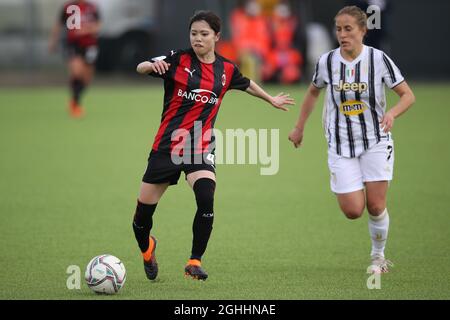 Yui Hasegawa de l'AC Milan se concentre sur le ballon comme Valentina Cernoia de Juventus ferme dans pendant le match série A Femminile au Centre Juventus, Vinovo. Date de la photo : 7 mars 2021. Le crédit photo doit être lu : Jonathan Moscrop/Sportimage via PA Images Banque D'Images