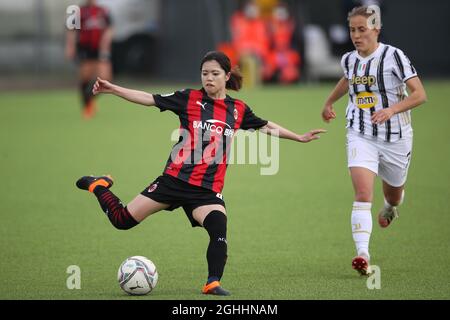 Yui Hasegawa de l'AC Milan joue le ballon comme Valentina Cernoia de Juventus ferme dans pendant le match série A Femminile au Centre Juventus, Vinovo. Date de la photo : 7 mars 2021. Le crédit photo doit être lu : Jonathan Moscrop/Sportimage via PA Images Banque D'Images