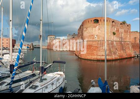 La Fortezza vecchia (ancienne forteresse) près du port. Les travaux de construction ont commencé en 1518 et ont été achevés en 1534. Banque D'Images
