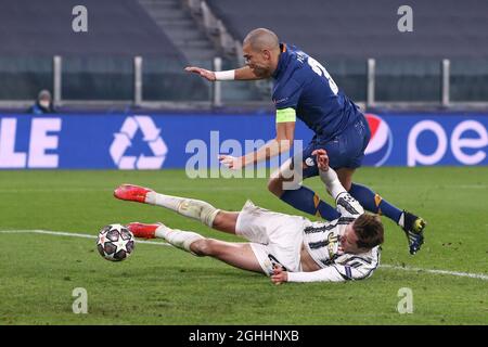 Federico Chiesa de Juventus s'emmêle avec Pepe du FC Porto devant le but avec le ballon qui s'évisse de peu à la verticale lors du match de la Ligue des champions de l'UEFA à l'Allianz Stadium, à Turin. Date de la photo : 9 mars 2021. Le crédit photo doit être lu : Jonathan Moscrop/Sportimage via PA Images Banque D'Images