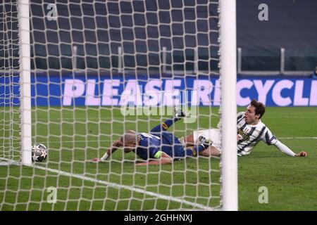 Federico Chiesa de Juventus s'emmêle avec Pepe du FC Porto devant le but avec le ballon qui s'évisse de peu à la verticale lors du match de la Ligue des champions de l'UEFA à l'Allianz Stadium, à Turin. Date de la photo : 9 mars 2021. Le crédit photo doit être lu : Jonathan Moscrop/Sportimage via PA Images Banque D'Images