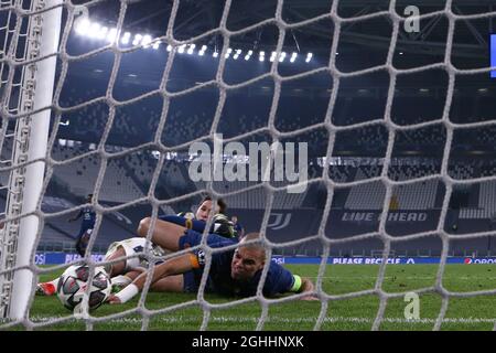 Federico Chiesa de Juventus s'emmêle avec Pepe du FC Porto devant le but avec le ballon qui s'évisse de peu à la verticale lors du match de la Ligue des champions de l'UEFA à l'Allianz Stadium, à Turin. Date de la photo : 9 mars 2021. Le crédit photo doit être lu : Jonathan Moscrop/Sportimage via PA Images Banque D'Images