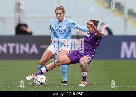 Abby Dahlkemper de Manchester City se mêle à Valery Vigilucci de Fiorentina lors du match de la Ligue des champions des femmes de l'UEFA au Stadio Artemio Franchi, Florence. Date de la photo : 11 mars 2021. Le crédit photo doit être lu : Jonathan Moscrop/Sportimage via PA Images Banque D'Images