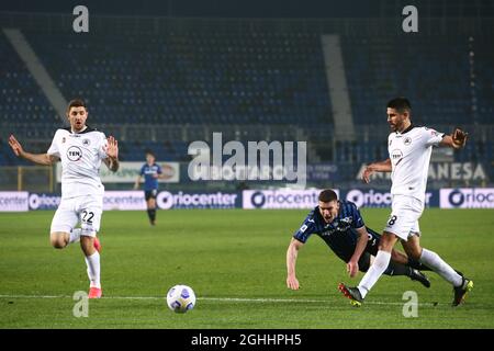 Martin Erlic de Spezia Calcio défie Robin Gosens d'Atalanta sur le bord de la zone de pénalité, l'arbitre Valerio Marini a dévalé les appels ultérieurs du milieu de terrain allemand pendant le match série A au stade Gewiss de Bergame. Date de la photo : 12 mars 2021. Le crédit photo doit être lu : Jonathan Moscrop/Sportimage via PA Images Banque D'Images