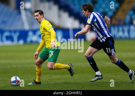 Kenny McLean de Norwich City et Adam de Sheffield Wednesday atteignent pendant le match du championnat Sky Bet à Hillsborough, Sheffield. Date de la photo : 14 mars 2021. Le crédit photo doit être lu : Barry Coombs/Sportimage via PA Images Banque D'Images