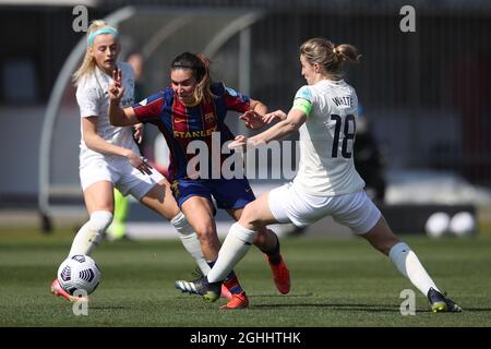 Mariona Caldentey, du FC Barcelone, prend Ellen White et Chloe Kelly, de Manchester City, lors du match de l'UEFA Womens Champions League au Stadio Brianteo, Monza. Date de la photo: 24 mars 2021. Le crédit photo doit être lu : Jonathan Moscrop/Sportimage via PA Images Banque D'Images