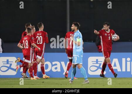 Adam Szalai, de Hongrie, célèbre avec ses coéquipiers après avoir obtenu une première demi-pénalité pour donner à la partie une avance de 1-0 lors du match de qualification de la coupe du monde de la FIFA au stade de San Marino, Serravalle. Date de la photo : 28 mars 2021. Le crédit photo doit être lu : Jonathan Moscrop/Sportimage via PA Images Banque D'Images