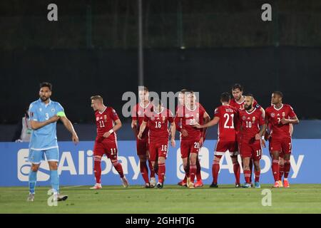 Adam Szalai, de Hongrie, célèbre avec ses coéquipiers après avoir obtenu une première demi-pénalité pour donner à la partie une avance de 1-0 lors du match de qualification de la coupe du monde de la FIFA au stade de San Marino, Serravalle. Date de la photo : 28 mars 2021. Le crédit photo doit être lu : Jonathan Moscrop/Sportimage via PA Images Banque D'Images