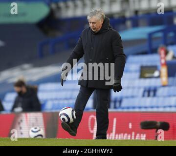 Liverpool, Royaume-Uni, 5 avril 2021. Carlo Ancelotti, directeur d'Everton, contrôle le ballon lors du match de la Premier League à Goodison Park, Liverpool. Date de la photo : 5 avril 2021. Le crédit photo doit être lu : Darren Staples/Sportimage via PA Images Banque D'Images